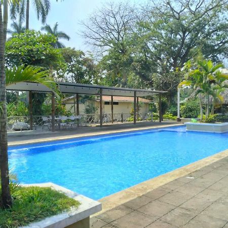 Hotel La Colonia Retalhuleu Exterior photo