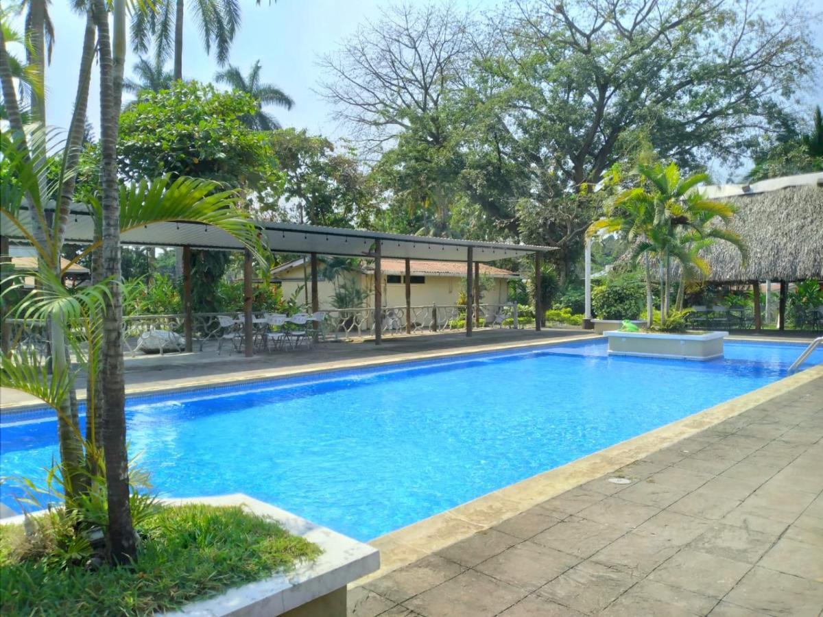 Hotel La Colonia Retalhuleu Exterior photo