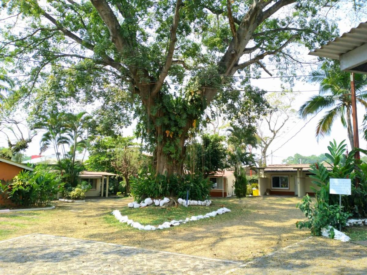 Hotel La Colonia Retalhuleu Exterior photo