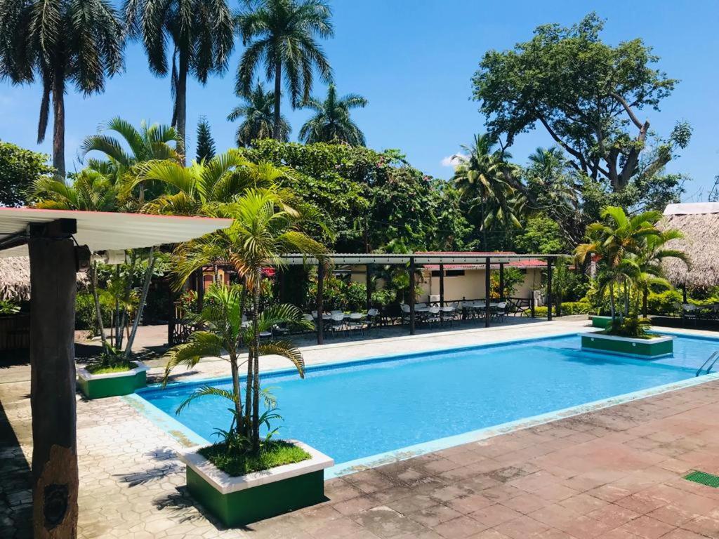 Hotel La Colonia Retalhuleu Exterior photo