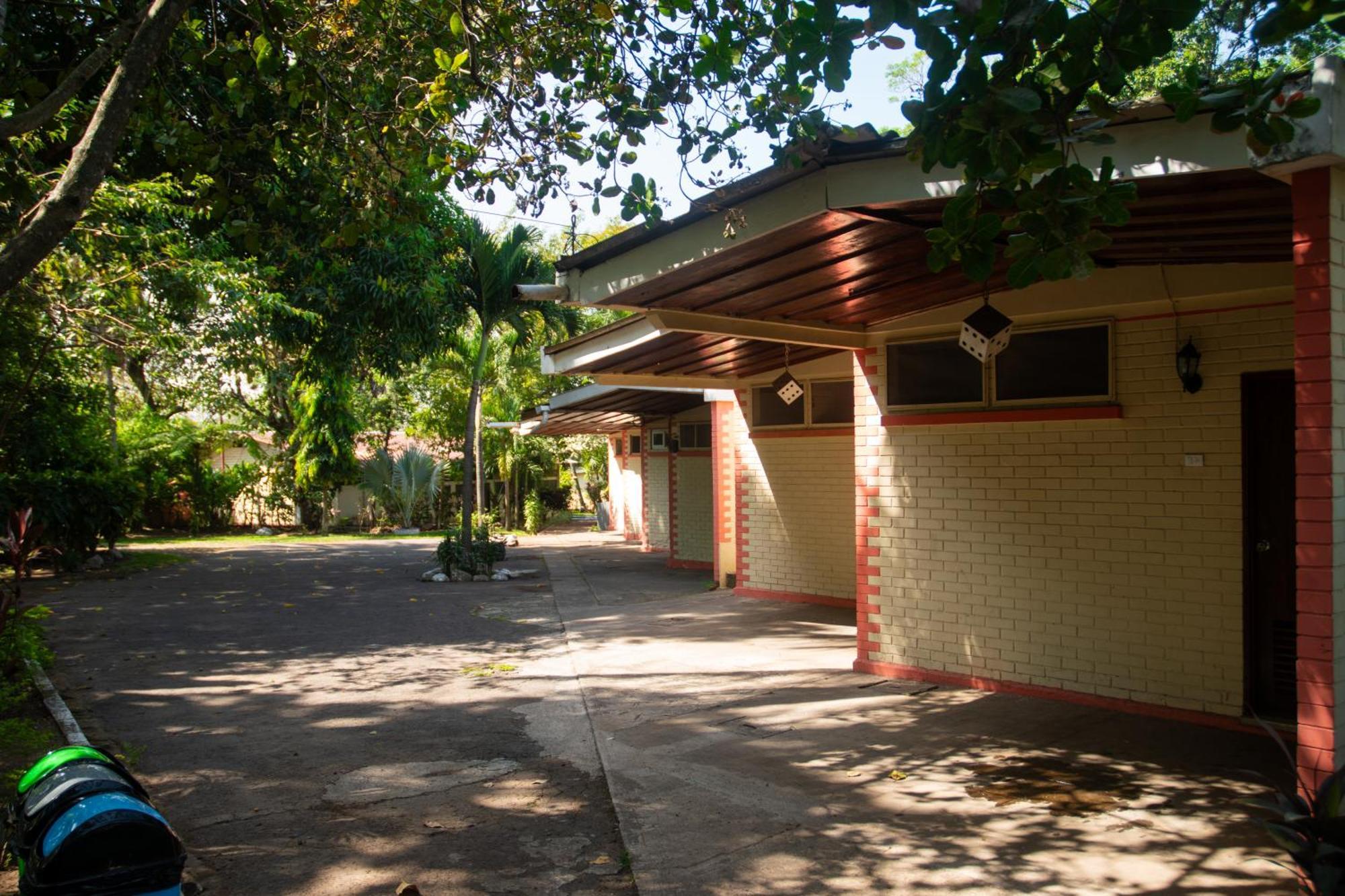Hotel La Colonia Retalhuleu Exterior photo