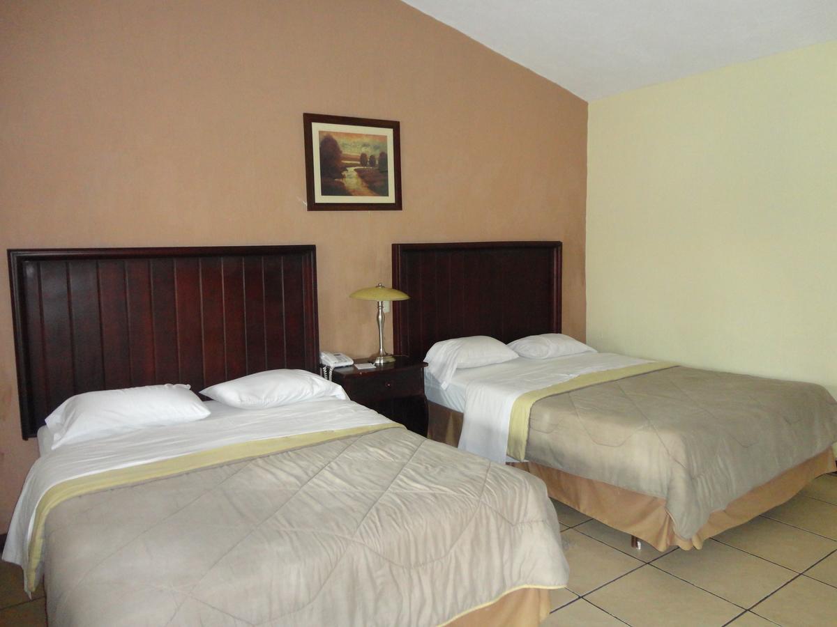 Hotel La Colonia Retalhuleu Exterior photo
